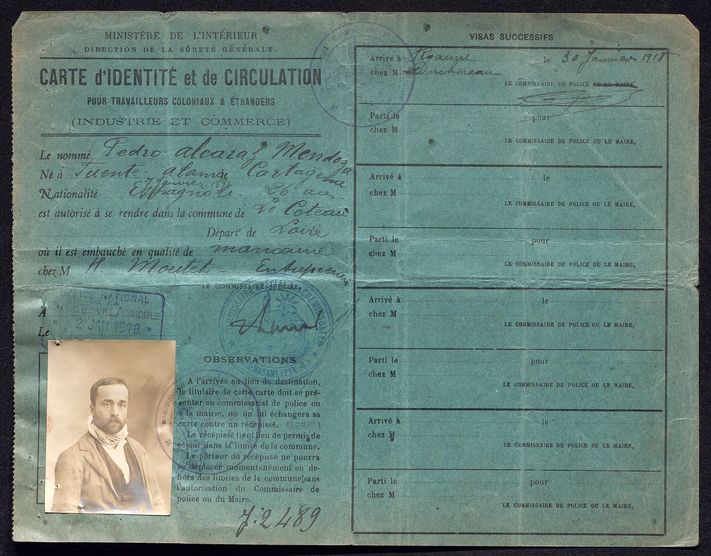 Carte verte d’identité et de circulation de Alcaraz Mendeza Pedro, avec document indiquant qu’il travaillait à Roanne et qu’il est parti sans autorisation de ce lieu pour se rendre à Alès où il travaille pour l’entreprise industrielle de C.G. Papel (1919). Arch. dép. du Gard : 4 M 449