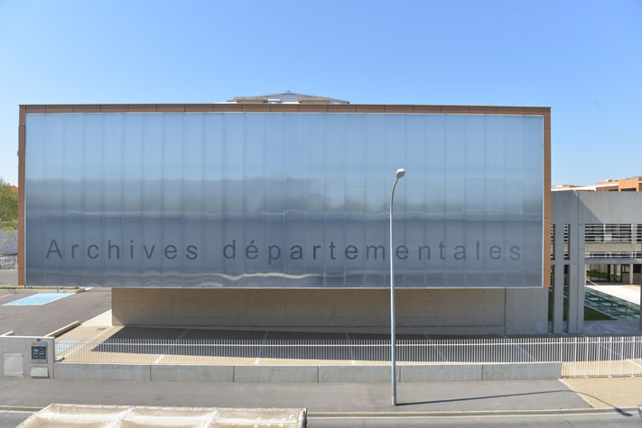 Façade du bâtiment des Archives départementales du Gard, coté rue du Forez à Nîmes. 